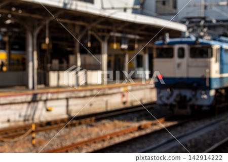 一輛藍色電力機車停在月台上;鐵路場景以低角度和散景效果拍攝;展現旅行和運動的意象。 一輛藍色電力機車停在月台上;鐵路場景以低角度和散景效果拍攝;展現旅行和運動的意象。 142914222