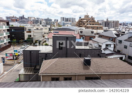 住宅區和公寓大樓的街景,以及從高處俯瞰的城市日景。 住宅區和公寓大樓的街景,以及從高處俯瞰的城市日景。 142914229