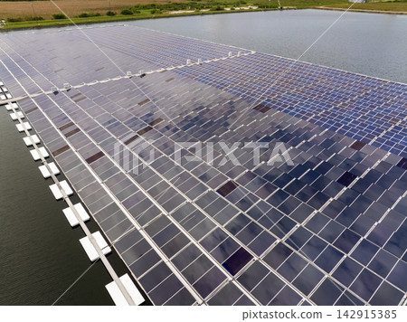 Innovative floating photovoltaic panels on water surface generating renewable electricity. Environmentally friendly solution for sustainable energy production without land use or carbon emissions Innovative floating photovoltaic panels on water surface generating renewable electricity. Environmentally friendly solution for sustainable energy production without land use or carbon emissions 142915385
