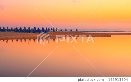 beautiful sunrise on the lake 142915394