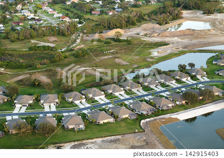 Wealthy residential area in USA suburbs. Rich neighborhood with expensive suburban homes in southwest Florida Wealthy residential area in USA suburbs. Rich neighborhood with expensive suburban homes in southwest Florida 142915403