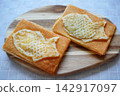兩個酥脆的魚形鯛魚燒派擺放在木盤上。 142917097