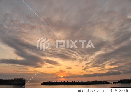 北海道的海景,夕陽的雲籠罩著天空和日本海。 北海道的海景,夕陽的雲籠罩著天空和日本海。 142918886