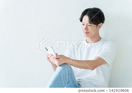 使用智能手機的年輕人 使用智能手機的年輕人 142919606