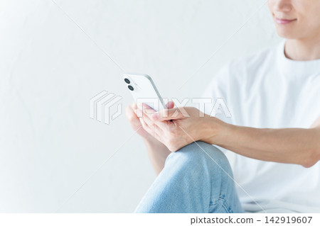 使用智能手機的年輕人 142919607