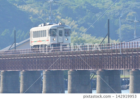 京都丹後鐵道列車駛過湯川橋(京都府舞鶴市與宮津市之間) 京都丹後鐵道列車駛過湯川橋(京都府舞鶴市與宮津市之間) 142919953