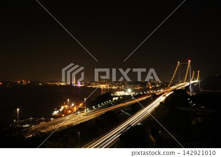 燈光璀璨的關門橋:從美佳麗公園二號觀景台看到的景色。 燈光璀璨的關門橋:從美佳麗公園二號觀景台看到的景色。 142921010