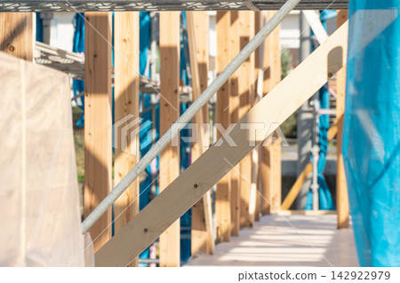 一座木屋的建築工地。新房的框架結構已經搭建完畢，立柱和支撐結構都已就位。 142922979