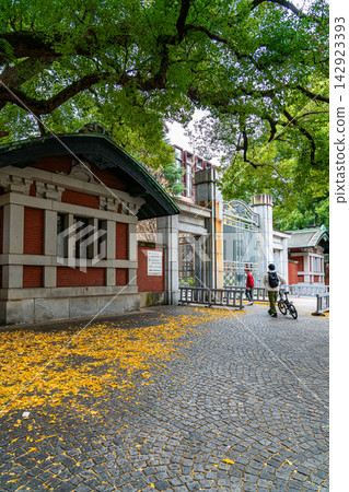 [Tokyo] The main gate of the University of Tokyo's Hongo Campus, which exudes a sense of prestige. 142923393