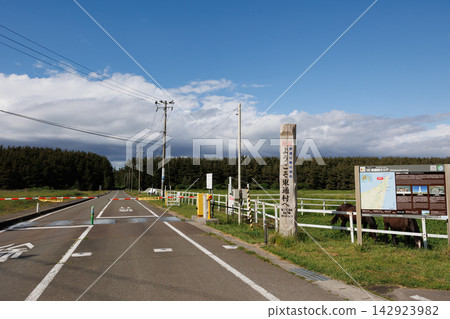 晴朗日子裡的尻屋崎燈塔大門 | 青森縣東通村,下北半島海岬 晴朗日子裡的尻屋崎燈塔大門 | 青森縣東通村,下北半島海岬 142923982