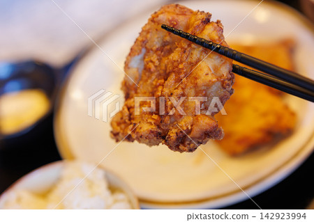 炸雞套餐 | 在復古的昭和時代風格餐廳享用新鮮炸製的美食 142923994