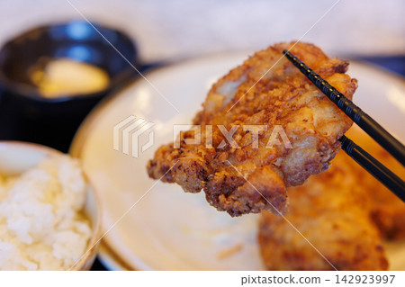 食堂炸雞套餐 | 用筷子享用新鮮炸雞 食堂炸雞套餐 | 用筷子享用新鮮炸雞 142923997