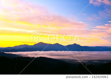黎明時分,越後河口縣木澤里山地區及越後三山上空雲海翻騰,日出美景盡收眼底。 黎明時分,越後河口縣木澤里山地區及越後三山上空雲海翻騰,日出美景盡收眼底。 142924061