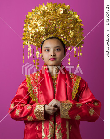 Traditional Chinese Bride Portrait Wearing Gold Phoenix Headdress and Red Silk Wedding Robe Traditional Chinese Bride Portrait Wearing Gold Phoenix Headdress and Red Silk Wedding Robe 142924328
