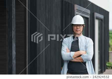 工地主管正在檢查一套二手房 142924532