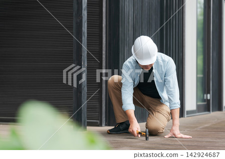 工地主管正在檢查一套二手房 142924687