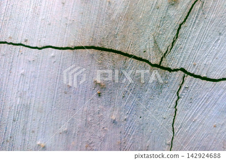 Light gray wall background with dark cracks Light gray wall background with dark cracks 142924688