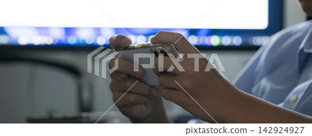 在家學習時不專心使用智慧型手機的學生;學生邊學習邊使用智慧型手機的圖片;警覺多巴胺成癮。 在家學習時不專心使用智慧型手機的學生;學生邊學習邊使用智慧型手機的圖片;警覺多巴胺成癮。 142924927
