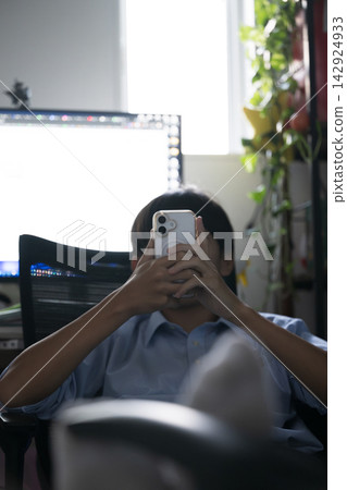 在家偷懶玩手機而不是專心學習的學生,以及邊學習邊玩手機的學生-要警惕多巴胺成癮! 在家偷懶玩手機而不是專心學習的學生,以及邊學習邊玩手機的學生-要警惕多巴胺成癮! 142924933