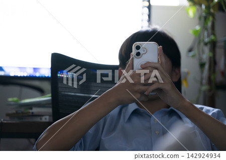 在家偷懶玩手機而不是專心學習的學生，以及邊學習邊玩手機的學生－要警惕多巴胺成癮！ 142924934