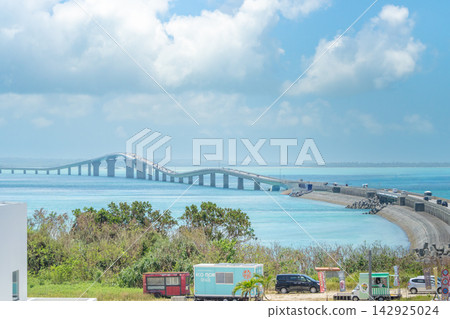 沖繩，宮古島：伊良部大橋和碧綠大海的壯麗景色。 142925024