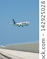 一架天馬航空的飛機正在低空進場下地島機場的 17END 登機口，背景是碧綠的大海。 142925028