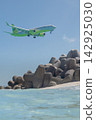 一架客機正在下地島機場 17END 登機口降落，遠處是清澈美麗的大海。 142925030
