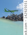 一架客機正在下地島機場 17END 登機口降落，遠處是清澈美麗的大海。 142925031