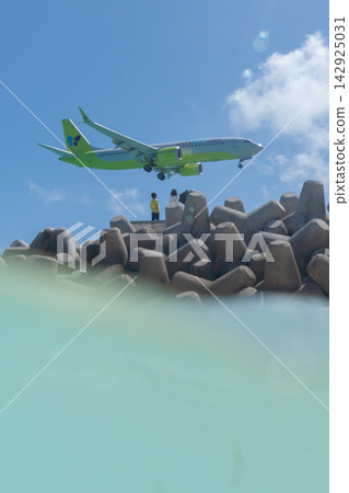 一架客機正在下地島機場 17END 登機口降落,遠處是清澈美麗的大海。 一架客機正在下地島機場 17END 登機口降落,遠處是清澈美麗的大海。 142925031