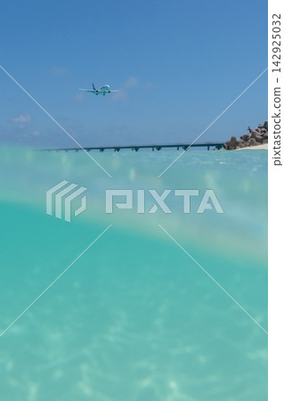 一架客機正在下地島機場 17END 登機口降落,遠處是清澈美麗的大海。 一架客機正在下地島機場 17END 登機口降落,遠處是清澈美麗的大海。 142925032