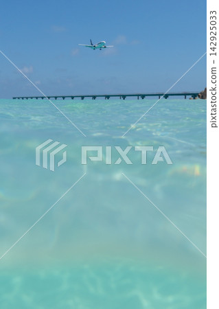一架客機正在下地島機場 17END 登機口降落，遠處是清澈美麗的大海。 142925033
