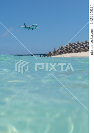 一架客機正在下地島機場 17END 登機口降落,遠處是清澈美麗的大海。 一架客機正在下地島機場 17END 登機口降落,遠處是清澈美麗的大海。 142925034