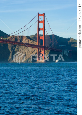 從海濱一側看到的金門大橋北主塔和懸崖峭壁。 從海濱一側看到的金門大橋北主塔和懸崖峭壁。 142925217