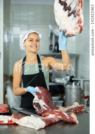 Female butcher, experienced and skilled Female butcher, experienced and skilled 142925963