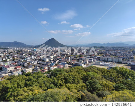 從丸龜城可以欣賞到贊岐富士山(飯野山)和丸龜市的城市全景。 從丸龜城可以欣賞到贊岐富士山(飯野山)和丸龜市的城市全景。 142926641