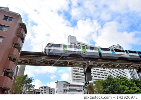 從濱松町南口新建的行人天橋上看到的單軌列車 從濱松町南口新建的行人天橋上看到的單軌列車 142926975