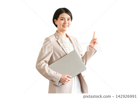 附筆記型電腦的時尚女性、辦公室休閒裝、設計師、女商人 附筆記型電腦的時尚女性、辦公室休閒裝、設計師、女商人 142926991