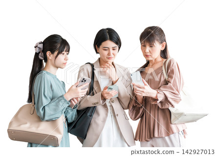 一位女商人對自己的智慧型手機產生懷疑（垃圾郵件、詐欺、冒充、盜用） 142927013