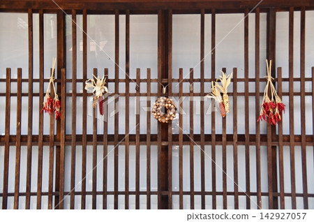 Decorative items for lattice doors Decorative items for lattice doors 142927057