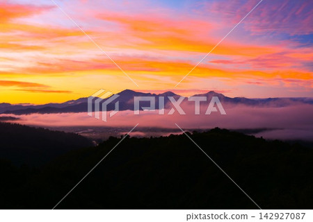 從越後河口山麓眺望越後三山，可以看到雲海和日出。 142927087