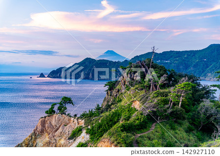 【靜岡縣】日落時分,從西水町小金崎的馬岩上可以看到富士山。 【靜岡縣】日落時分,從西水町小金崎的馬岩上可以看到富士山。 142927110