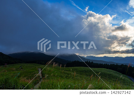 索尼高原上，烏雲遮蔽了朦朧的夕陽。 35毫米膠片沖印，頂部留白，橫幅構圖，日落位於右側。適合製作B0海報。 142927142