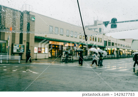 下雨天，透過塑膠傘看到的車站廣場旋轉木馬。 142927783