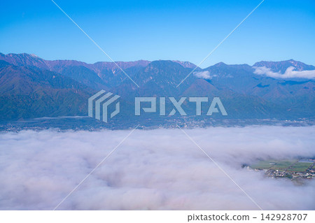 【雲海素材】從長峰山眺望白雪皚皚的北阿爾卑斯山脈和雲海的秋景【長野縣】 【雲海素材】從長峰山眺望白雪皚皚的北阿爾卑斯山脈和雲海的秋景【長野縣】 142928707