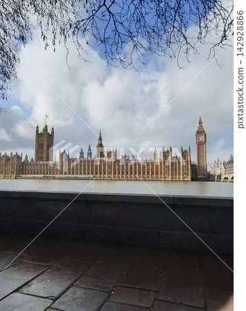 Big Ben on the opposite bank 142928866