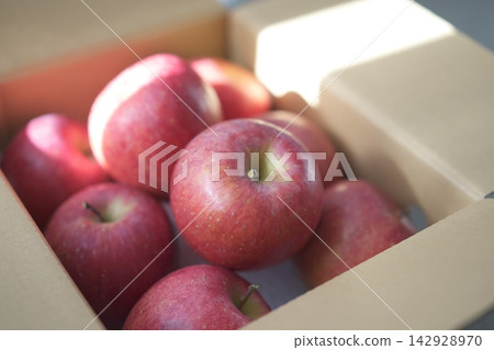 紙箱裡的紅蘋果 紙箱裡的紅蘋果 142928970