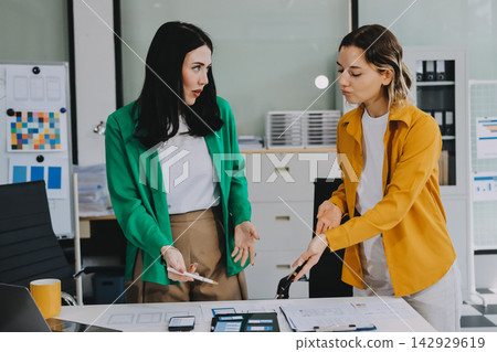 team of UI UX web designer are working together to develop mobile responsive websites with UI UX front end designer previews team of UI UX web designer are working together to develop mobile responsive websites with UI UX front end designer previews 142929619