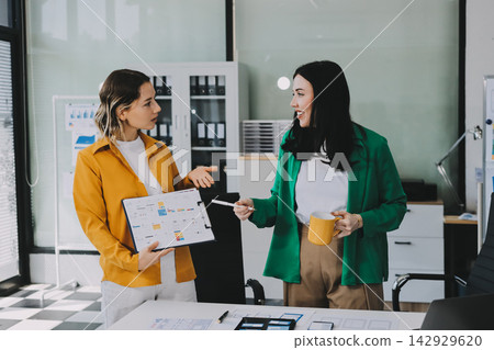team of UI UX web designer are working together to develop mobile responsive websites with UI UX front end designer previews team of UI UX web designer are working together to develop mobile responsive websites with UI UX front end designer previews 142929620