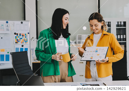 team of UI UX web designer are working together to develop mobile responsive websites with UI UX front end designer previews team of UI UX web designer are working together to develop mobile responsive websites with UI UX front end designer previews 142929621
