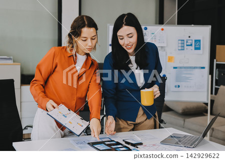 team of UI UX web designer are working together to develop mobile responsive websites with UI UX front end designer previews team of UI UX web designer are working together to develop mobile responsive websites with UI UX front end designer previews 142929622